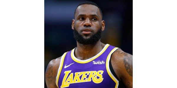 James spera che la maglia sarà ritirata dai Lakers.